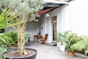 Eingang zum Kursraum - im Hof